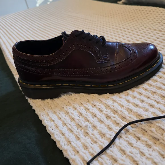 Classic Burgundy Brogue Men's Shoes - Picture 4 of 4